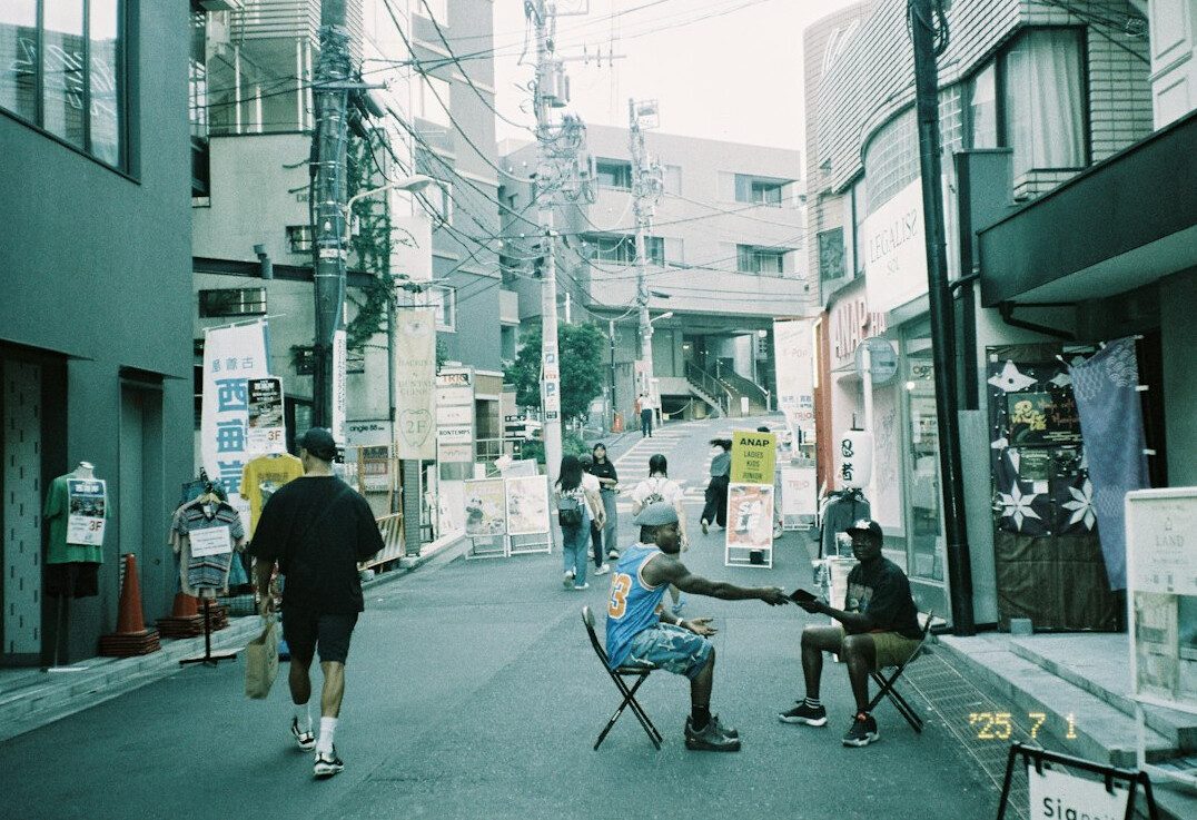 japanese developers coding together